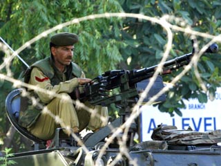 Пакистанские силы безопасности усиливают давление на осажденных в мечети Лал-масджид в Исламабаде радикальных студентов-исламистов