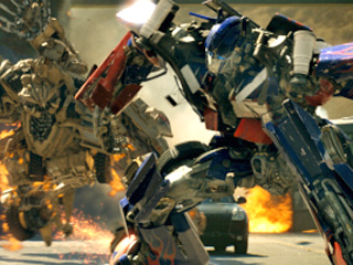 Новый кинокомикс "Трансформеры" (The Transformers) режиссера Майкла Бэя заработал за премьерный день проката беспрецедентные 27,4 млн долларов