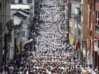 Миллионы колумбийцев впервые в истории страны в четверг вышли на улицы с призывом к незаконным вооруженным формированиям освободить всех удерживаемых заложников
