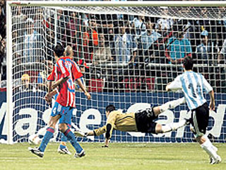 Масерано забивает победный гол в ворота сборной Парагвая