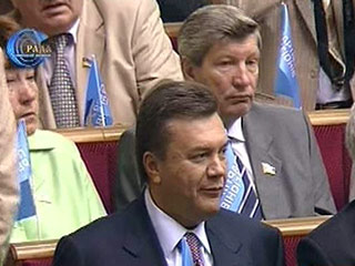 Премьер-министр Украины Виктор Янукович заявляет, что вопрос предоставления русскому языку статуса второго государственного будет решен после того, как в парламенте у Партии регионов будет конституционное большинство