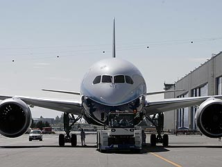 Компания Boeing продемонстрировала миру первый экземпляр нового коммерческого самолета Boeing-787 Dreamliner