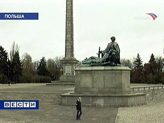 Руководство Польши не намерено переносить захоронения советских воинов, но уберет памятники коммунизма, заявил министр национальной обороны страны Александр Щигло