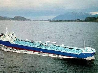 Из южнокорейского порта Ульсан вышел первый танкер с топливом для КНДР, которое государство получит в качестве компенсации за согласие остановить и опечатать свои ядерные объекты под международным контролем