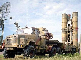 Начальные боевые стрельбы зенитной ракетной системы С-400 "Триумф" проведены на полигоне Минобороны России в Астраханской области 12 и 13 июля.