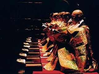 Японскую неделю Чеховского фестиваля завершает спектакль самого известного театрального режиссера Японии Тадаси Судзуки под названием "Идущие и уходящие - возрождение традиций"