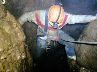 Туристы осматривали пещеру "Геофизическая", расположенную в 38 км от населенного пункта Сараса