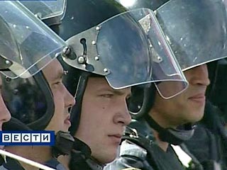 Семеро милиционеров и бойцов внутренних войск МВД Украины получили ранения в пятницу в крымском городе Судак в ходе столкновений с крымскими татарами