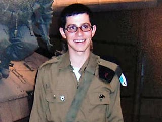 Гилад Шалит был взят в плен 25 июня 2006 года на палестино-израильской границе в районе КПП "Керем-Шалом" рядом с сектором Газа. Тогда были убиты двое и ранены четверо израильских солдат. Погибли и два палестинца. Его захват привел к широкомасштабному вто