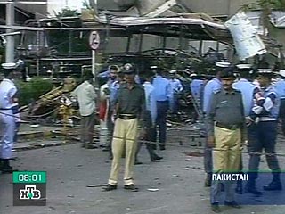 В Пакистане террорист-смертник врезался на заминированном автомобиле в военную колонну