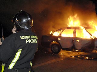 Более 80 автомобилей сожжено в парижских пригородах в ночь с пятницы на субботу, накануне празднования Дня взятия Бастилии - национального праздника Франции