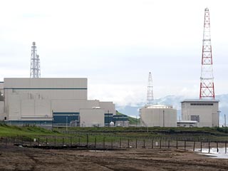 На атомной электростанции "Касивадзаки-Карива", которая в результате мощного землетрясения в понедельник была полностью остановлена, произошел не только выброс радиоактивной жидкости в море, но и были рассыпаны твердые радиоактивные отходы