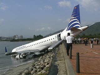 В Колумбии в городе Санта-Марта в аэропорту имени Симона Боливара произошла авария самолета Embraer 190 авиакомпании Aero Republica. Лайнер выполнял внутренний рейс
