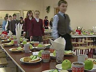 Московские власти нашли новый способ распространять патриотические настроения среди школьников - в столовых может появиться особое меню перед празднованием государственных дат