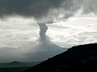 На Камчатке вулкан Карымский выбросил столб пепла и газа на высоту до 4 километров