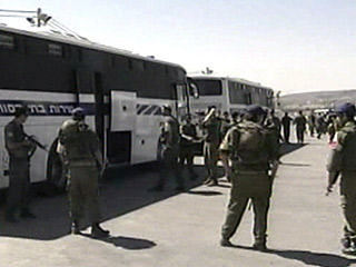 255 освобожденных из израильских тюрем палестинцев доставлены к резиденции Аббаса в Рамаллахе
