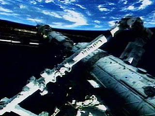 Специалисты российского Центра управления полетами во вторник подняли среднюю высоту орбиты Международной космической станции сразу на 7,5 км