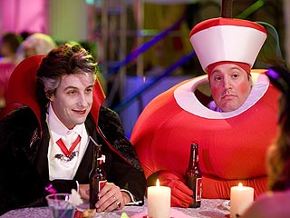 В Северной Америке комедийный фильм "Чак и Ларри: пожарная свадьба", в котором играют Адам Сэндлер и Кевин Джеймс, дебютировал как самая популярная картина уикенда, собрав 34,2 миллиона долларов