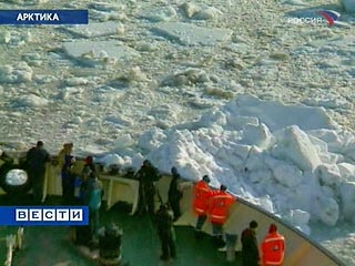 Флагман полярного флота "Академик Федоров", направляющийся к Северному полюсу, подал сигнал о помощи         