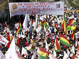 Около 50 тысяч жителей города Сукре, расположенного на востоке Боливии, вышли на улицы с требованием о переезде правительства из столицы страны Ла-Паса