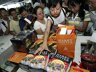 В лихорадке от начала продаж романа британской писательницы Джоан Роулинг "Гарри Поттер и роковые мощи" иностранцы скупают в Китае пиратский тираж