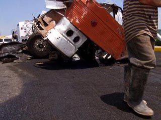 12 человек погибли, 16 ранены в результате столкновения грузовика и автобуса с паломниками, которые возвращались после участия в религиозном шествии на юго-востоке страны