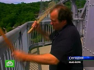 Нью-йоркский музыкант Джозеф Бертолоцци готовится дать концерт на мосту Франклина Рузвельта, перекинутом через реку Гудзон