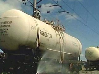 На железной дороге Украины вновь произошло ЧП: в Харьковской области при транспортировке соляной кислоты в цистерне возникла трещина, в результате чего произошла утечка кислоты