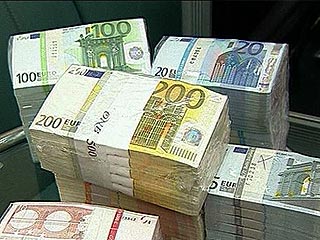 В столице милиционер-водитель УВД Южного административного округа столицы нашел пакет, в котором находились 250 тысяч евро, и вернул обнаруженные деньги владельцу
