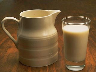 Ежедневное употребление двух стаканов молока помогает сохранять здоровой сердечно-сосудистую систему. К такому выводу пришли британские ученые из уэльского университета Кардиффа.