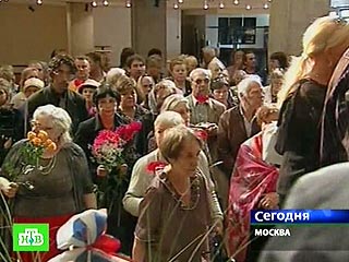 Сотни людей простились сегодня в Москве с народной артисткой СССР Лидией Смирновой, скончавшейся на 93-м году жизни. Гражданская панихида прошла в столичном Доме кино
