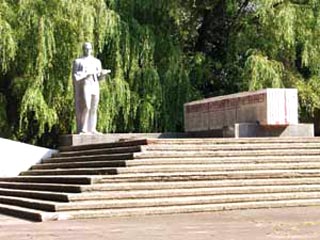 Власти украинского города Червонограда (Львовская область) снесли памятник советским танкистам-освободителям, мотивируя это решение аварийным состоянием монумента