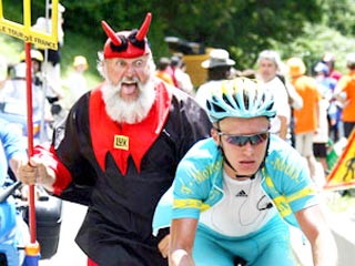 Казахский велогонщик Александр Винокуров, который попался на кровяном допинге во время веломногодневки "Тур де Франс" 2007 года, уволен из швейцарской команды "Астана"