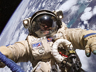 Компания Space Adventures и Роскосмос согласовали стоимость выхода в открытый космос для космических туристов