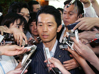 Премьер-министр Японии Синдзо Абэ отправил 1 августа в отставку министра земледелия, лесоводства и рыболовства Норихико Акаги (на фото), который оказался в центре финансового скандала