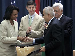 Госсекретарь США Кондолиза Райс и глава правительства ПНА Салям Фаяд подписали соответствующее соглашение во время пресс-конференции по итогам переговоров Райс и главы ПНА Махмуда Аббаса
