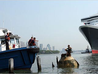 Переполох вызвало в пятницу необычного вида плавсредство, неожиданно появившееся в зоне безопасности пришвартованного к причалу в нью-йоркском районе Бруклин фешенебельного круизного лайнера Queen Mary-2