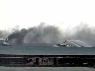 Пожар, которым более суток был охвачен грузовой паром, находящийся на внешнем рейде порта Сочи, локализован, сегодня около 16:00 мск