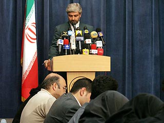 Иран не намерен приостанавливать работы в сфере атомной энергетики и не снизил их интенсивности. Об этом сообщил сегодня официальный представитель МИД Исламской Республики Мохаммад Али Хосейни