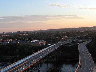 Президент США Джордж Буш заверил власти Миннесоты в том, что его администрация окажет всестороннюю поддержку в восстановлении рухнувшего 2 августа моста в городе Миннеаполис