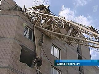 В Петербурге на стоящийся дом упал кран: пострадала крановщица