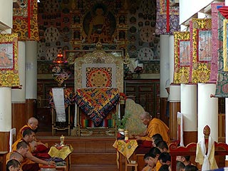 Согласно постановлению, всем лицам, находящимся за пределами страны, запрещено влиять на процесс реинкарнации, что напрямую затрагивает интересы Далай-ламы