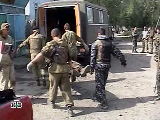 В результате инцидента двое военнослужащих внутренних войск погибли, сообщили в МВД Чечни.   