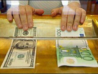 Доллар и евро упали одновременно на 10 копеек