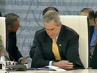 Буш считает "безрассудством" массовый сброс Китаем американской валюты 