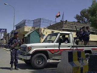 Неизвестные, вооруженные автоматами и гранатометами, напали в четверг на несколько государственных учреждений в городе Мариб на севере Йемена