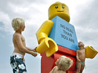 В Нидерландах из моря на берег вышел Lego-богатырь