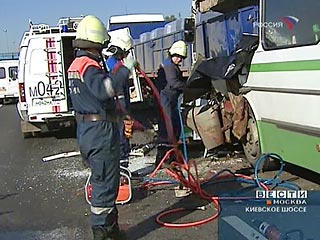 Рейсовый автобус и грузовик столкнулись на западе Москвы, один человек погиб, есть пострадавшие