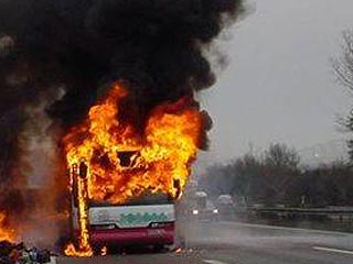 По меньшей мере 11 человек погибли и 40 получили сильные ожоги, когда высоковольтный провод упал на автобус