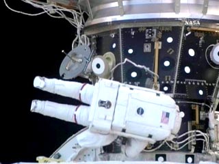 Запланированный на понедельник выход в открытый космос астронавтов Дейва Вильямса и Рика Мастраччо успешно завершился в 6 часов вечера по времени Восточного побережья США (2 часа ночи московского времени)